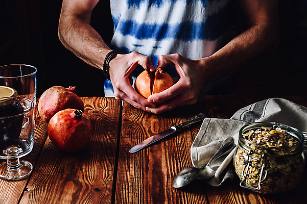 포토 JPG 해외이미지 손 유리병 디저트 잔 실내 요리 들기 신체부위 숟가락 나이프 잼 시리얼 재료손질 석류 과일파르페 나무탁자 해외202004 해외포토 식기 음식 과일 모션 탁자 병_용기 수저 사람 내부 소스_음식 칼 파르페 손질 파일형식 이미지허브