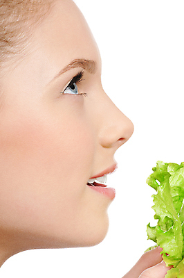 포토 JPG 해외이미지 식물 모델 감정 채소 건강 한명 초록색 파란색 빛 유행 꿈 흰색 신선 입 화려 닫기 상추 먹기 피부 순수 피부관리 내추럴 돌봄 채식주의자 해외202004 해외포토 1 컬러 컨셉 모션 사람 신체부위 뷰티 채식 파일형식 이미지허브