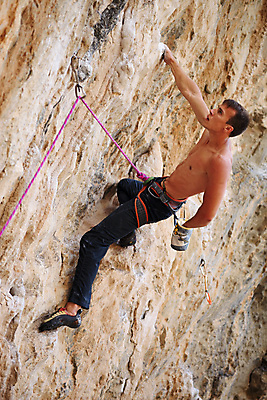 포토 JPG 해외이미지 주간 전신 남자 밧줄 매달리기 한명 성인 야외 옆모습 집중 암벽 암벽등반 암벽등반가 성인남자한명만 해외202004 해외포토 자연요소 1 줄 뷰포인트 컨셉 모션 사람 등산 남자한명만 성인남자만 파일형식 이미지허브
