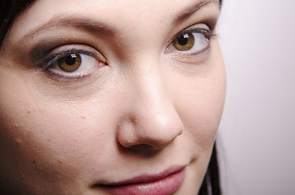 포토 JPG 해외이미지 외관 유럽 갈색머리 한명 미소 기쁨 흰색 계획 큼 가죽 내추럴 해외202004 해외포토 1 헤어스타일 감정 나라 컬러 컨셉 표정 사람 크기 파일형식 이미지허브