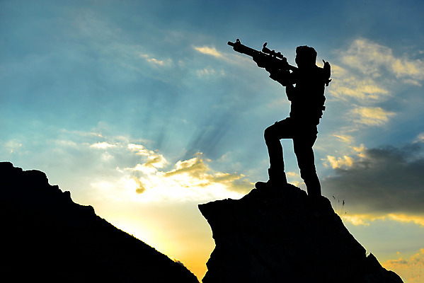 포토 JPG 해외이미지 구름 실루엣 자연 산 사람없음 태양 일출 일몰 총 목표 발사 사냥꾼 병정 해외202004 해외포토 자연요소 직업 무기 컨셉 촬영기법 노을 생태계 파일형식 이미지허브