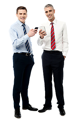 포토 JPG 해외이미지 전신 백인 직업 남자 행복 포즈 2 비즈니스 사업가 성공 넥타이 모바일 세포 함께함 대화 서기 미소 사람 두명 친구 스마트폰 핸드폰 흰색 직장인 자신감 무선전화기 동료 경영자 고립 해외202004 해외포토 서양인 잡화 감정 컬러 컨셉 관계 모션 표정 말하기 전자제품 스마트기기 전화기 리더 파일형식 이미지허브