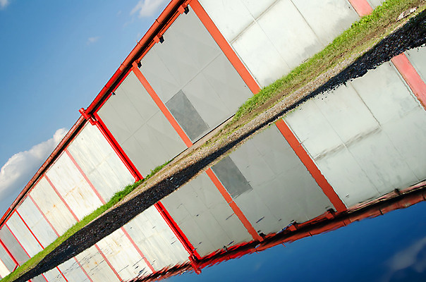 포토 JPG 해외이미지 산업 도로 길 벽 백그라운드 건축양식 공장 날씨 프레임 그림자 사람없음 내부 건물 빨간색 물 빛 반사 문 금속 어둠 공백 방 수확 흰색 균열 버리기 창고 부식 질감 대문 롤러 셔터 빛망울 그런지 옛날 차고 철강 콘크리트 해외202004 해외포토 자연요소 건축물 건축 컬러 농업 공업 교통시설 모션 재질 파일형식 이미지허브