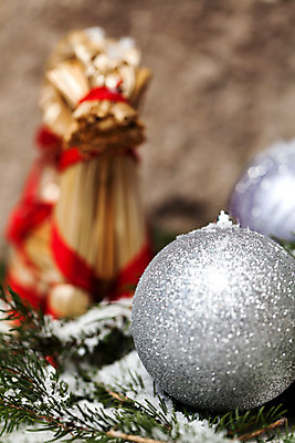 포토 JPG 해외이미지 나무 계절 리본 기독교 종교 잎 크리스마스 겨울 공 날씨 휴가 사람없음 야외 장식 빨간색 빛 축제 장식볼 축하 인사 소나무 은색 12월 밀짚 수공예 내추럴 노엘 해외202004 해외포토 식물 기념일 컬러 컨셉 예절 날짜 짚 공예 파일형식 이미지허브