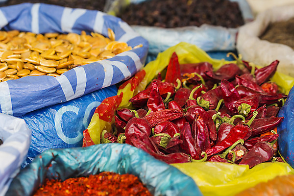 포토 JPG 해외이미지 전통 아시아 여행 잎 가방 비즈니스 재료 휴가 파프리카 동양인 사람없음 컬러풀 꼬리표 세일 상점 숟가락 견과류 시장 맛 가격 가루 인도인 허브 향신료 무역 매움 향기 냄새 향 후추 카레 강렬 매각 사프란 시나몬 아랍어 키르기스스탄 해외202004 해외포토 외국인 식물 잡화 나라 산업 음식 컬러 컨셉 채소 수저 인종 라벨 중앙아시아 향미료 파일형식 이미지허브