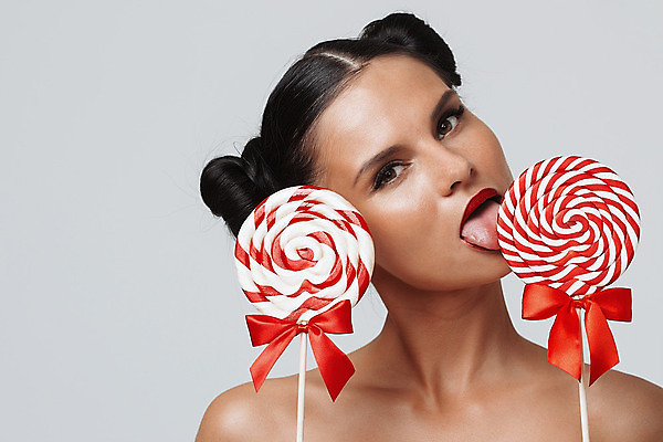 포토 JPG 해외이미지 백인 모델 1 라이프스타일 여자 유럽 얼굴 음식 분홍색 갈색머리 나선형 막대사탕 사탕 한명 사람 노란색 유행 화장품 소용돌이 흰색 원형 닫기 달콤 맛 설탕 먹기 입술 만들기 알사탕 해외202004 해외포토 도형 서양인 헤어스타일 나라 컬러 컨셉 무늬 모션 디저트 생활 신체부위 뷰티 회오리 파일형식 이미지허브