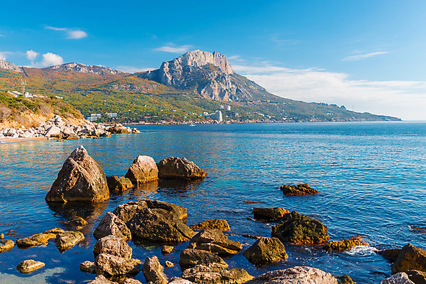 포토 JPG 해외이미지 나무 구름 계절 유럽 파도 바다 섬 여행 하늘색 백그라운드 자연 하늘 휴가 산 풍경 사람없음 야외 초록색 물 여름 파란색 태양 맑음 검은색 가을 바위 만 돌산 언덕 휴양지 러시아 수평선 해외202004 해외포토 자연요소 식물 나라 컬러 날씨 장소 생태계 파일형식 이미지허브