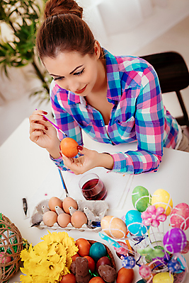 포토 JPG 해외이미지 전통 계절 꽃 행복 기독교 휴가 부활절 주택 한명 장식 세로 컬러풀 계란 페인트 봄 축하 심볼 그림 해외202004 해외포토 식물 1 기념일 감정 종교 컬러 컨셉 사람 건물 알 파일형식 이미지허브