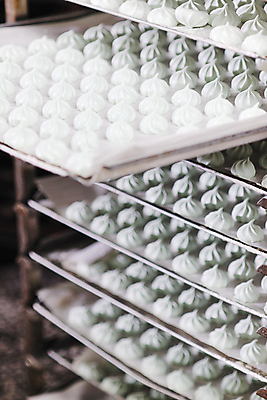 포토 JPG 해외이미지 공장 쟁반 실내 사람없음 아웃포커스 쿠키 저장 진열장 일렬 넣기 머랭 해외202004 머랭쿠키 해외포토 공업 모션 디저트 촬영기법 내부 파일형식 이미지허브