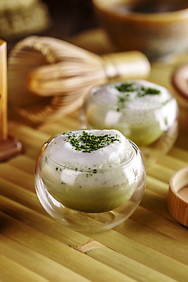 포토 JPG 해외이미지 실내 사람없음 아웃포커스 거품 사발 다기 녹차 말차 해외202004 해외포토 촬영기법 내부 차_음료 사기그릇 다도 파일형식 이미지허브