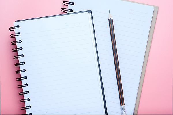 포토 JPG 해외이미지 디자인 교육 종이 선 분홍색 백그라운드 비즈니스 학교 새로움 나선형 사람없음 책 사무실 연필 다이어리 쪽지 공책 공백 덮개 흰색 오픈 메시지 오브젝트 질감 문서 페이지 시트 패드 해외202004 해외포토 컬러 컨셉 무늬 문구용품 학용품 필기구 사무용품 뚜껑 파일형식 이미지허브