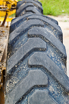 포토 JPG 해외이미지 농업 사람없음 빨간색 파란색 힘 작업 바퀴 당기기 큼 타이어 진흙 트랙터 밭일 힘찬 해외202004 해외포토 산업 컬러 컨셉 모션 크기 농기계 특수차량 파일형식 이미지허브