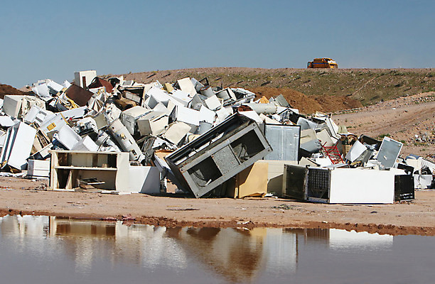 포토 JPG 해외이미지 사람없음 환경 금속 기계 재활용 죽음 쓰레기 폐기물 난로 버리기 냉장고 한조각 흙더미 낭비 깨짐 해외202004 해외포토 1 컨셉 모션 재질 흙 가전제품 난방기 친환경 파일형식 더미 이미지허브