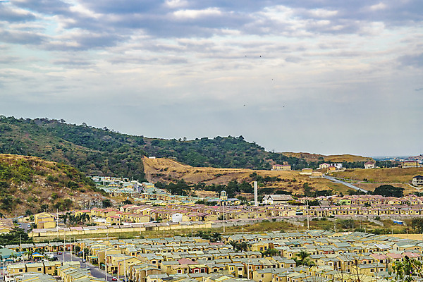 포토 JPG 해외이미지 외관 선 건축양식 교실 자연 지붕 아파트 주택 안테나 풍경 사람없음 건물 미국 재산 중앙 커뮤니티 에콰도르 연립주택 이웃 남쪽 교외 줄서기 해외202004 해외포토 건축물 교육 건축 북아메리카 통신 학교 모션 금융 남아메리카 방향 생태계 파일형식 이미지허브