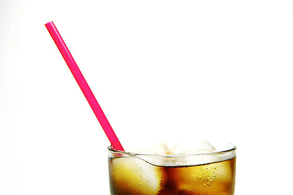 포토 JPG 해외이미지 음료 유리 사람없음 파티 얼음 추위 흰색 믹서 큐브 콜라 밀짚 고립 소다 해외202004 해외포토 자연요소 컬러 재질 이벤트 짚 탄산음료 파일형식 이미지허브