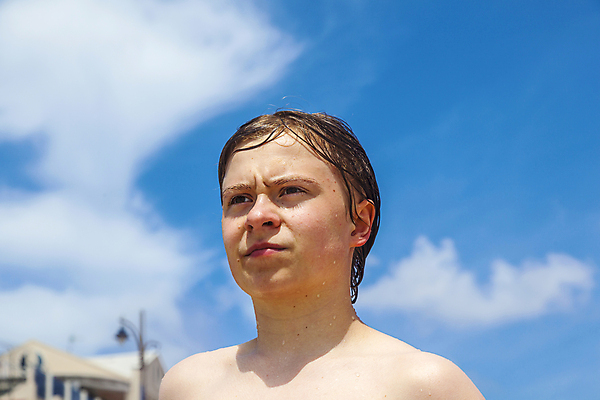 포토 JPG 해외이미지 백인 남자 행복 유럽 어린이 청소년 휴가 건조 피곤 한명 소년 수건 젖음 추위 자신감 스페인 스마트 사춘기 위기 해외202004 해외포토 서양인 1 감정 나라 컨셉 사람 위생용품 파일형식 이미지허브