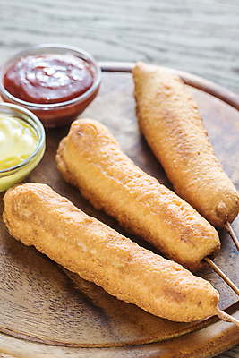 포토 JPG 해외이미지 실내 사람없음 아웃포커스 케첩 머스터드 종지 핫도그 나무도마 맛있는 나무배경 해외202004 해외포토 그릇 음식 백그라운드 도마 패스트푸드 촬영기법 내부 목재 소스_음식 파일형식 이미지허브