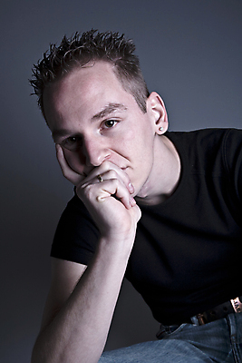 포토 JPG 해외이미지 스튜디오촬영 백인 응시 옷 포즈 회색배경 짧은머리 한명 소년 유행 청바지 디자이너 고립 해외202004 해외포토 서양인 직업 1 헤어스타일 시선 남자 어린이 백그라운드 바지 실내 사람 회색 파일형식 이미지허브