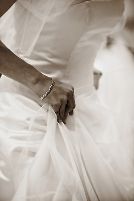 포토 JPG 해외이미지 드레스 행복 결혼 결혼식 사랑 사람 사람없음 세로 축하 가운 준비 세피아 해외202004 해외포토 옷 감정 컨셉 촬영기법 이벤트 파일형식 이미지허브