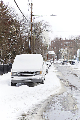 포토 JPG 해외이미지 나무 계절 도로 크리스마스 겨울 자동차 자연 날씨 주택 안전 사람없음 야외 파란색 빛 냉동 침묵 운전 추위 흰색 바퀴 주차 뉴욕 폭풍 봉 눈보라 교외 줄서기 폭설 해외202004 해외포토 식물 기념일 길 육상교통 컬러 교통시설 모션 눈_날씨 건물 미국 소리 자연재해 생태계 파일형식 이미지허브