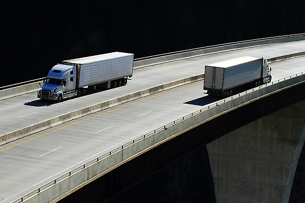 포토 JPG 해외이미지 산업 도로 여행 이동 교통시설 산 사람없음 트럭 화물 바퀴 고속도로 상품 속도 상업 트랙터 짐차 트레일러 디젤 조작 해외202004 해외포토 길 교통 컨셉 자동차 운송업 농기계 시설 특수차량 파일형식 이미지허브