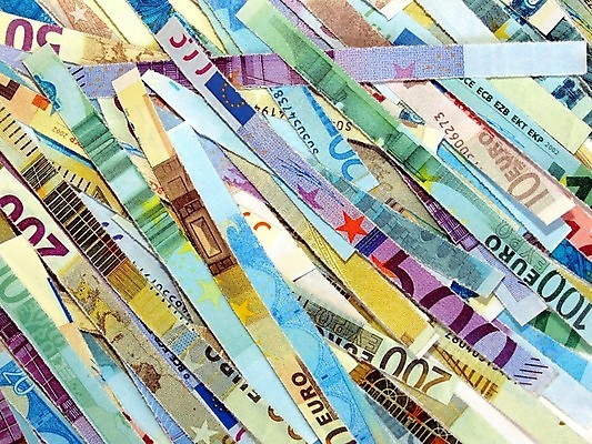 포토 JPG 해외이미지 유럽 종이 조각 지폐 돈 비즈니스 문구용품 사람없음 금융 사무실 쪽지 공백 유로 흰색 쓰레기 위험 자르기 문서 꽃가루 시트 낭비 계산서 위기 적자 화상 해외202004 해외포토 나라 컬러 컨셉 모션 경제 재산 상처 가루 오브젝트 파일형식 이미지허브