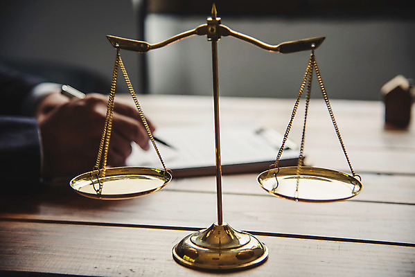 포토 JPG 해외이미지 직업 남자 종이 백그라운드 컨셉 비즈니스 탁자 성공 실내 관리 저울 사람 사람없음 책 사무실 펜 정보 업무 비즈니스맨 소프트포커스 심볼 책상 사인 문서 법 시스템 공정 서명 변호사 법정 블러 해외202004 해외포토 가구 촬영기법 내부 필기구 작업 직장인 파일형식 이미지허브