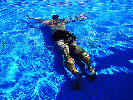 포토 JPG 해외이미지 1 계절 남자 물결 스포츠 여행 포즈 이동 십자가 사람 사람없음 물 파란색 빛 태양 반사 수중 수영 소용돌이 시원함 싱크대 상쾌 무료 혼자 해외202004 해외포토 자연요소 감정 컬러 컨셉 회오리 수상스포츠 개수대 파일형식 이미지허브