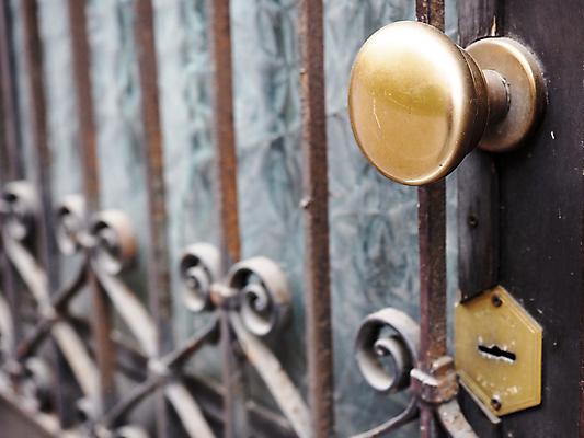 포토 JPG 해외이미지 전통 디자인 건축양식 열쇠 출입구 주택 손잡이 안전 사람없음 건물 장식 갈색 머리 문 금속 수확 원형 구멍 화려 황금 클래식 입장 묘사 시작 잠금 보안 대문 열쇠구멍 문고리 청동 놋쇠 사생활 옛날 철강 해외202004 해외포토 도형 건축물 건축 컬러 컨셉 농업 재질 신체부위 파일형식 이미지허브