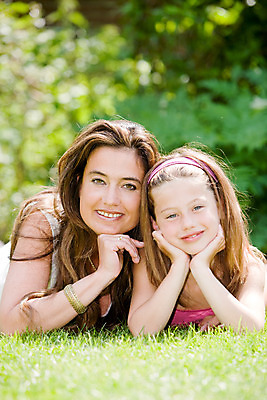 포토 JPG 해외이미지 백인 여자 딸 어린이 가족 엄마 갈색머리 함께함 사랑 소녀 두명 여름 봄 자녀 거짓말 해외202004 해외포토 서양인 헤어스타일 계절 감정 컨셉 관계 사람 파일형식 이미지허브