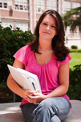 포토 JPG 해외이미지 백인 학생 여자 교육 행복 창문 학교 갈색머리 한명 앉기 성인 야외 책 대학교 단계 해외202004 해외포토 서양인 1 헤어스타일 감정 모션 사람 파일형식 이미지허브