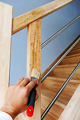 포토 JPG 해외이미지 손 가사 노동자 한명 목재 장식 계단 페인트 붓 업무 얼룩 수리 페인트붓 니스 복원 왁스 신청 해외202004 해외포토 나무 직업 1 재료 사람 신체부위 작업 파일형식 이미지허브