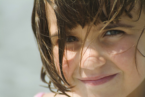 포토 JPG 해외이미지 1 응시 여자 딸 행복 감정 얼굴 어린이 바람 한명 갈색 표현 입 4 6 연도 싱글 코 5 언니 결백 앞머리 옛날 해외202004 해외포토 자연요소 헤어스타일 시선 컬러 가족 날씨 사람 신체부위 숫자 자매 파일형식 이미지허브