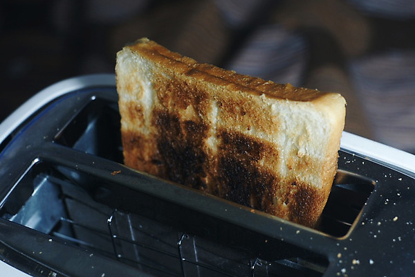 포토 JPG 해외이미지 라이프스타일 음식 빵 다이어트 가정 주방용품 아침 주택 샌드위치 건강 요리 사람없음 갈색 금속 주방 식사 기계 장비 흰색 뜨거움 맛 아침식사 밀 굽기 만취 먹기 배고픔 준비 슬라이스 토스트 연소 탄수화물 화상 해외202004 해외포토 주간 컬러 생활용품 컨셉 모션 재질 곡류 건물 생활 상처 구이 술취함 파일형식 이미지허브