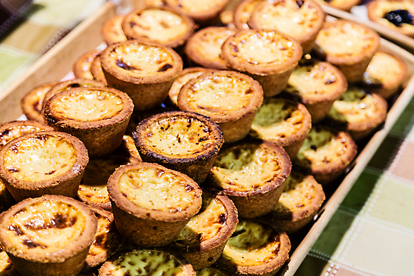 포토 JPG 해외이미지 디저트 실내 사람없음 아웃포커스 쌓기 여러개 전시 달콤 진열장 에그타르트 해외202004 해외포토 음식 다수 모션 촬영기법 내부 맛 타르트 파일형식 이미지허브