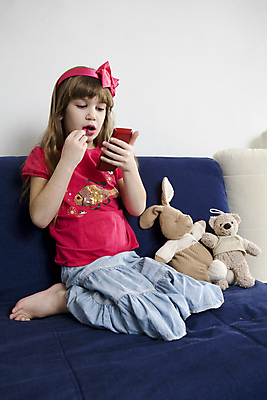 포토 JPG 해외이미지 여자 셔츠 곰 한명 소파 장난감 거울 립스틱 토끼 입술 활 스타일 해외202004 해외포토 동물 1 상의 의자 포유류 사람 신체부위 반려동물 화장품 파일형식 이미지허브