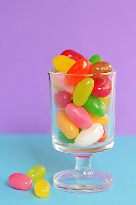 포토 JPG 해외이미지 음식 분홍색 오렌지 유리 부활절 사탕 사람없음 빨간색 세로 초록색 과자 보라색 검은색 흰색 항아리 변화 선택 달콤 설탕 충동구매 고립 해외202004 해외포토 기념일 컬러 컨셉 과일 재질 디저트 쇼핑 도자기 맛 과소비 파일형식 이미지허브