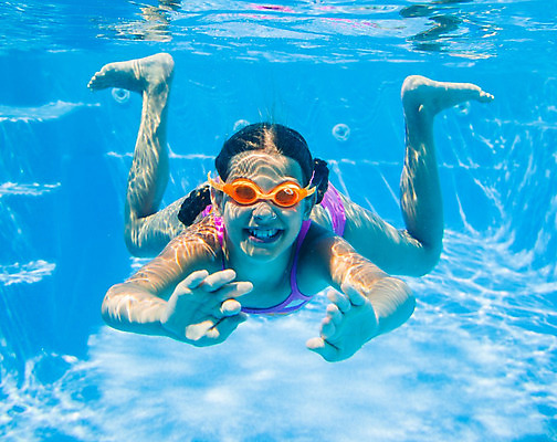 포토 JPG 해외이미지 백인 1 라이프스타일 행복 얼굴 어린이 스포츠 포즈 휴식 고글 건강 그림자 한명 미소 물 파란색 빛 반사 수중 수영 물방울 표현 신선 잠수부 아래 흥분 다이빙 수영선수 침몰 해외202004 해외포토 자연요소 서양인 감정 컬러 컨셉 운동선수 표정 사람 생활 신체부위 수상스포츠 전문직 방향 위치 수중스포츠 파일형식 이미지허브