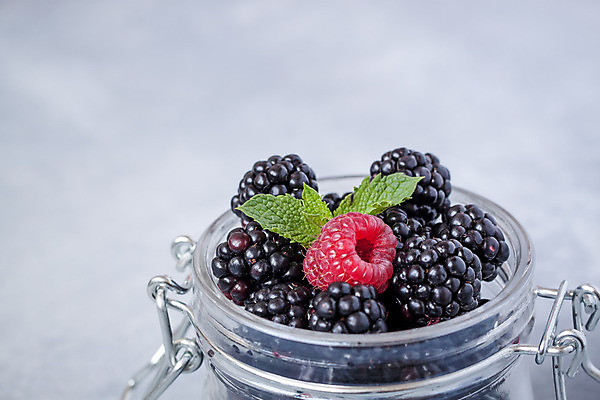 포토 JPG 해외이미지 음식 백그라운드 잎 다이어트 과일 재료 자연 탁자 디저트 건강 사람 사람없음 가로 빨간색 초록색 여름 빛 검은색 식사 어둠 흰색 시골 신선 사발 달콤 아침식사 먹기 민트 오브젝트 상쾌 유기농 날것 산딸기 블랙베리 흙더미 고립 숙성 채식주의자 해외202004 해외포토 식물 웰빙 계절 감정 컬러 가구 모션 흙 사기그릇 맛 허브 생태계 채식 파일형식 더미 이미지허브