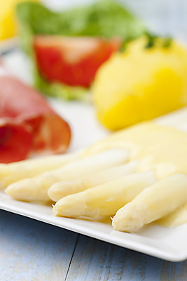 포토 JPG 해외이미지 접시 디자인 계절 음식 백그라운드 컨셉 토마토 채소 부분 유리 탁자 감자 육류 사람없음 목재 파란색 노란색 와인 식사 저녁식사 봄 샐러드 흰색 시골 신선 맛 메뉴 햄 아스파라거스 정사각형 서빙 베이컨 해외202004 해외포토 도형 나무 식기 컬러 가구 식재료 재료 재질 주류 돼지고기 파일형식 이미지허브