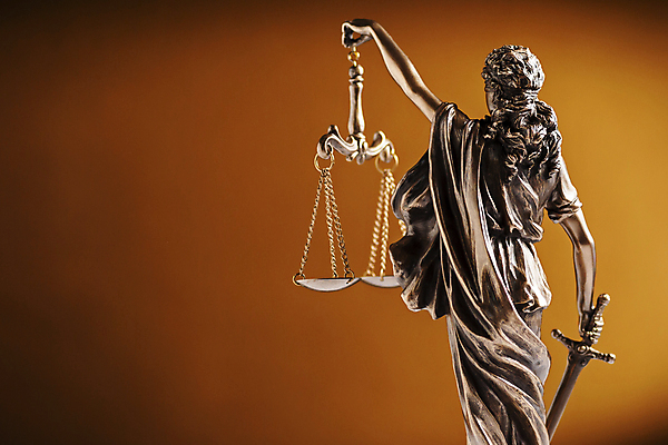 포토 JPG 해외이미지 들기 사람없음 동상 조각상 칼 오브젝트 법 의사봉 재판 정의의여신상 천칭저울 해외202004 해외포토 모션 저울 조형물 기념물 여신상 파일형식 이미지허브