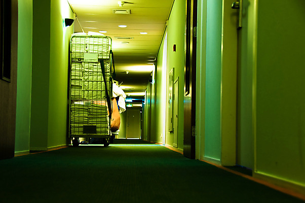 포토 JPG 해외이미지 산업 호텔 바닥 건조 사람없음 수건 쌓기 목욕 방 욕실 흰색 직물 신선 면 씻기 빨래 청소 서비스 부드러움 여관 샤워실 접기 많음 해외202004 해외포토 컬러 컨셉 가사 모션 숙소 위생용품 청결 감각 샤워시설 파일형식 이미지허브