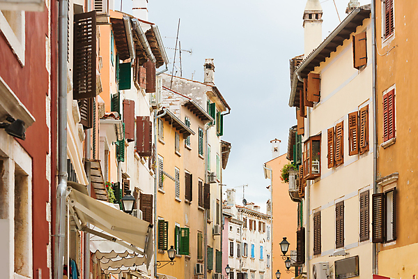 포토 JPG 해외이미지 디자인 유럽 도로 여행 패턴 창문 호텔 휴가 거리 주택 사람없음 건물 장식 마을 도시 블라인드 중세 역사 크로아티아 셔터 여관 구시가지 연금 해외202004 해외포토 건축물 나라 길 무늬 교통시설 숙소 커튼 파일형식 이미지허브