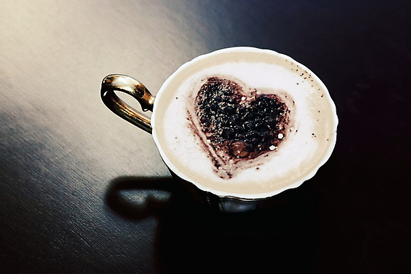 포토 JPG 해외이미지 모양 전통 커피 음료 백그라운드 컨셉 탁자 아침 휴가 휴식 기념 발렌타인데이 사랑 미술 사람없음 목재 컵 갈색 초콜릿 이탈리아 거품 카페 우유 하트 뜨거움 도자기 달콤 아침식사 정상 심볼 크림 향기 아로마 열정 부드러움 바리스타 향 카푸치노 에스프레소 단절 카페인 해외202004 해외포토 주간 나무 직업 식기 감정 유럽 컬러 가구 재료 데이이벤트 문화예술 디저트 유제품 상점 식사 감각 맛 냄새 파일형식 이미지허브