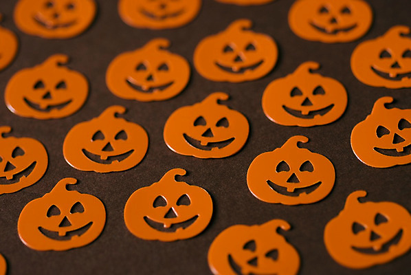 포토 JPG 해외이미지 얼굴 백그라운드 오렌지 호박 사람없음 장식 장난감 할로윈 무서움 플라스틱 배열 오싹 해외202004 해외포토 감정 채소 과일 재질 신체부위 파일형식 이미지허브