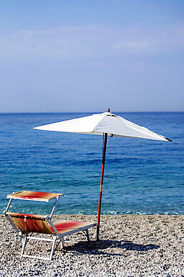 포토 JPG 해외이미지 모래 바다 여행 의자 우산 하늘 휴가 휴식 사람없음 맑음 꿈 만 고독 선탠 휴양지 파라다이스 해외202004 해외포토 감정 가구 컨셉 날씨 장소 파일형식 이미지허브