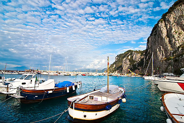 포토 JPG 해외이미지 전통 유럽 바다 섬 여행 요트 교통시설 자연 하늘 낚시 휴가 산 항해 사람없음 목재 물 파란색 여행객 항구 맑음 이탈리아 만 보트 휴양지 포트 해외202004 해외포토 자연요소 나무 나라 컬러 교통 배_교통 재료 레저 날씨 사람 장소 시설 생태계 파일형식 이미지허브