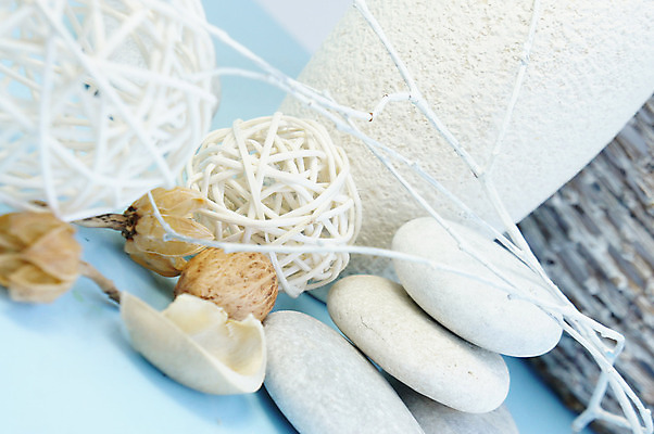 포토 JPG 해외이미지 식물 꽃 공 탁자 주택 건조 창조 사람없음 장식 파란색 바구니 꽃병 스파 견과류 바위 흰색 나뭇가지 변화 혼합 허브 거짓말 구성 백자 핸드메이드 해외202004 해외포토 나무 컬러 가구 컨셉 건물 돌_바위 도자기 파일형식 이미지허브