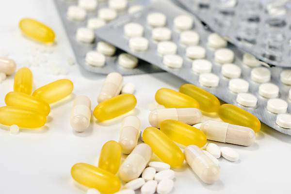 포토 JPG 해외이미지 건강 사람없음 알약 약 노란색 고통 흰색 원형 질병 약국 안심 중독 마약 복용 진통제 치료제 헬프 해외202004 해외포토 도형 감정 컬러 의학 육류 도움 파일형식 이미지허브