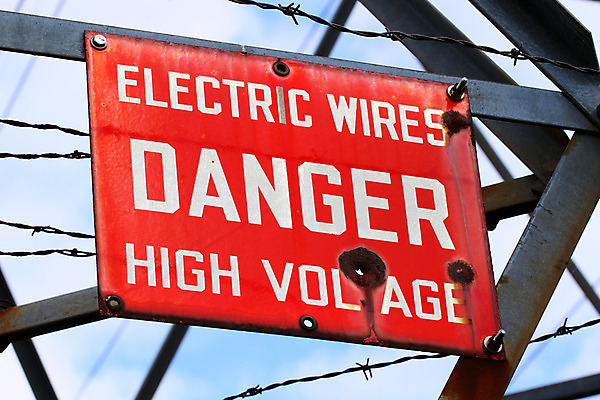 포토 JPG 해외이미지 선 백그라운드 경고 사람없음 탑 금속 힘 전선 위험 사인 보안 철사 세대 전압 해외202004 해외포토 건축물 컨셉 재질 안전 파일형식 이미지허브